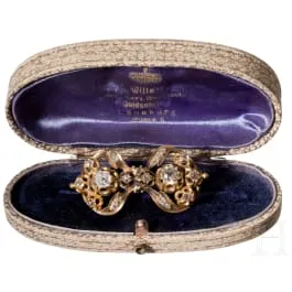 Broche nœud de style historiciste avec diamants