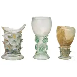 Deux verres romains et pied d'un verre romain, vers 1600 / XVIIIe siècle (un)