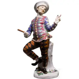 Figură de comediant Harlequin din Commedia dell'Arte, J. J. Kaendler, circa 1740 (schiță), Meissen, sec. XX (execuție)
