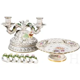 带花卉和昆虫的托盘，Meissen，1860 - 1924，另附一个桌面烛台和六个餐巾环，其他制造商，20世纪下半叶