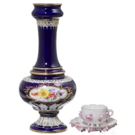 Šalica s tanjurićem s reljefnim cvijećem i vaza kobaltno plave boje, Meissen, oko 1890./1920.