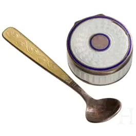 Pudełko na pigułki i łyżeczka ze szkliwem guilloché, Dania (łyżeczka), około 1920