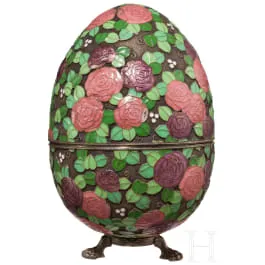 Großes Cloisonné-Email-Ei mit Rosen und Ständer, Russland, 2. Hälfte des 20. Jhdts.