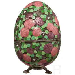 Velké cloisonné smaltované vejce s růžemi a stojanem, Rusko, 2. polovina 20. století