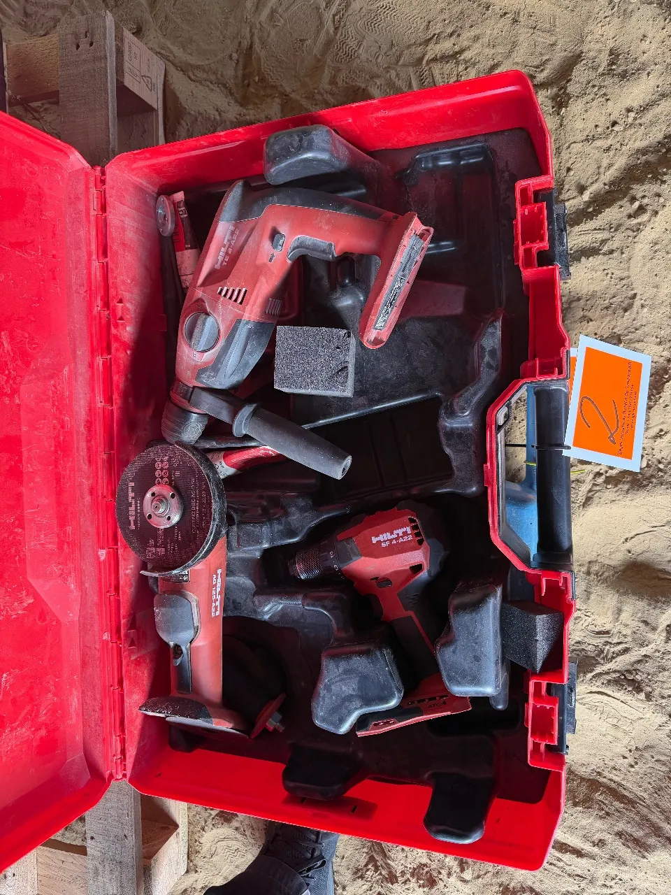 充电式螺丝刀（Hilti）；1 台充电式角磨机（Hilti）；1 台充电式电锤（Hilti）