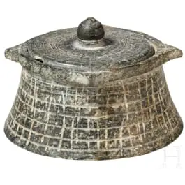 Sumerische Pyxis aus Chlorit mit Ritzverzierung, 2. Jtsd. v. Chr.