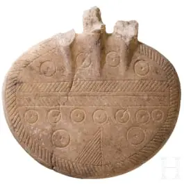 Ritzverzierte Scheibe aus Alabaster, Fragment eines frühbronzezeitlichen Idols, Kappadokien, Ende 3. Jtsd. v. Chr.