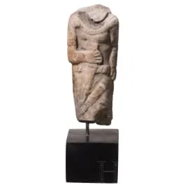 Neo-Assyrian ruler statuette in alabaster, bent right hand on dagger hilt, 9th century BC