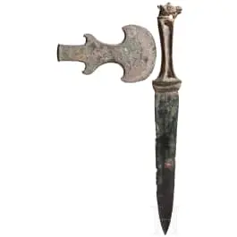 Dolch mit Pferdekopfknauf und Axtklinge, Bronze, östliches Vorderasien, Ende 1. Jtsd. v. Chr.