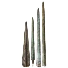 四件西亚早期铁器时代剑的青铜刃，均在顶端磨尖，约公元前1000年