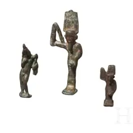 Három ókori egyiptomi kisplasztika, bronz és fajansz amulettek a késői korból és a hellenizmusból, i. e. 1. évezred közepe - i. sz. 1. század