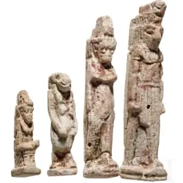 Négy fajansz amulett istenábrázolásokkal, késői kor, i. e. 1. évezred közepe