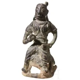 铜制坐姿男性人物像，东山文化，越南北部，公元前一千纪下半叶至公元1世纪