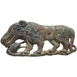 Bronz applikáció ragadozó macskával, amely mancsaival kígyót tart, i. e. 4. század