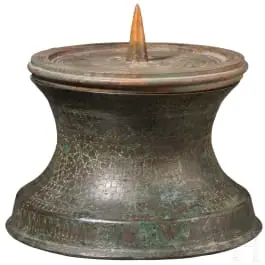 Bronz gyertyatartó talp, teljes felületén virág- és figurális motívumokkal, valamint feliratokkal cizellálva, szeldzsuk, 12–13. sz.