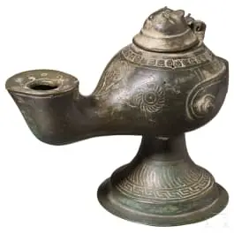 Díszített bronz olajlámpa, szeldzsuk, 12–13. sz.