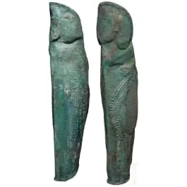 Două apărători de gambă modelate anatomic cu decor din puncte bombate, sud-italice, sec. V–IV î.Hr.