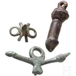 Két bronz falluszamulett és egy sarkantyú, római, 2–3. század