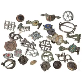 28 római bronzfibula, Kr. u. 1–3. század