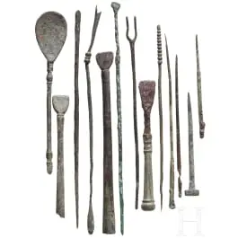 Tizenhárom római kozmetikai és orvosi bronzeszköz, Kr. u. 1–3. század