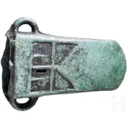 Nagy és nehéz, díszített tokos balta, Kelet-Európa késő bronzkora, i. e. 10. század