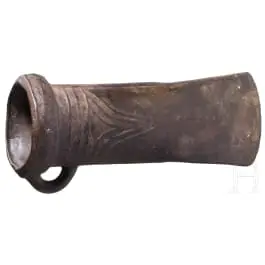 Díszített bronz tokos balta, i. e. 10–9. század