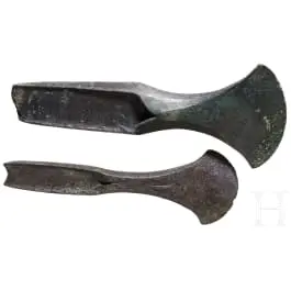 Két bronz saroknyelves balta, középső bronzkor, i. e. 15–14. század