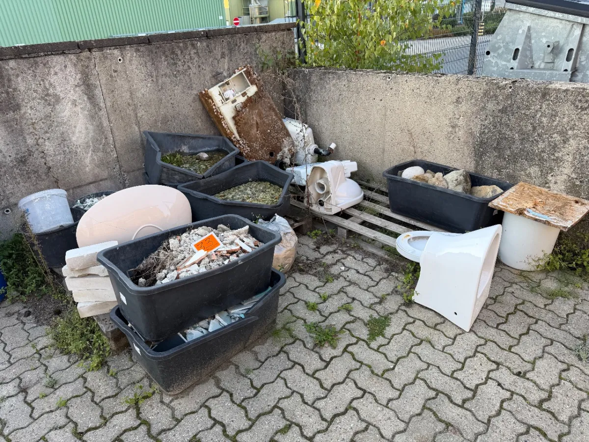 Lotto vasche in plastica (riempite) ecc.