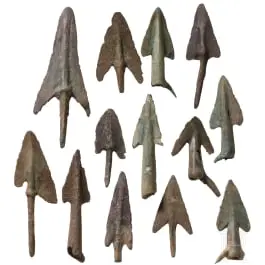 13 urnamezős korszakból származó nyílhegy, i. e. 12–9. század