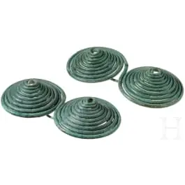 Pár kora vaskori bronz fibula kettős spirállal és olívzöld patinával, i. e. 9–8. század