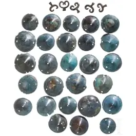 27 bronzkori tutulus és öt lunula függő, i. e. 13.–10. század