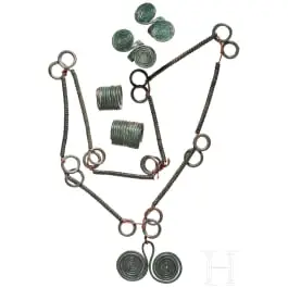 Modern felfűzésű bronzkori ékszer együttes, valamint két gyűrű és két hajfürtkarika, i. e. 10–9. század