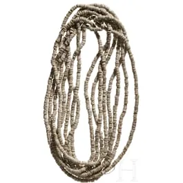 Rund 2800 bronzezeitliche Perlen aus Perlmutt, 13. - 10. Jhdt. v. Chr.