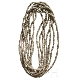 Körülbelül 2800 bronzkori gyöngy kagylóhéjból, i. e. 13.–10. század
