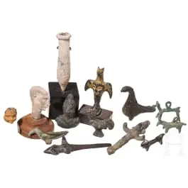 12 antik, többségében figurális fémtárgy és egy figurális üvegtöredék, i. e. 2. évezred 2. fele - i. sz. 13. század