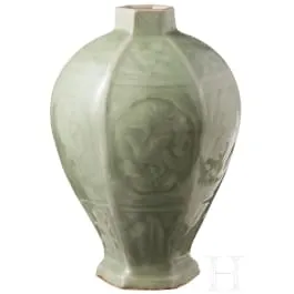 六方龙泉青瓷梅瓶，中国，可能为明代