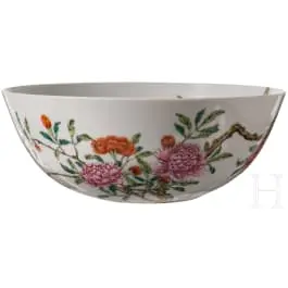 粉彩蝙蝠牡丹纹瓶，带道光六字款，可能为同期（约1840-50年）