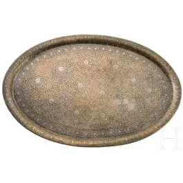 Plateau ovale avec décor ciselé, Inde, Lahore, 19e siècle