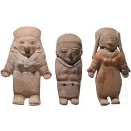 三件大型前哥伦布时期陶俑，厄瓜多尔，可能为公元500-1500年