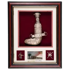 Piccola jambia con montatura in argento in vetrina, Oman, XX sec.