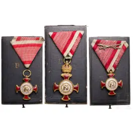 Trois croix du Mérite en or de l'ordre de François-Joseph