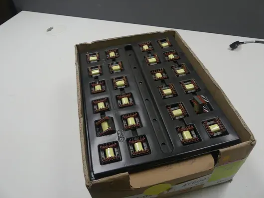 Parti elektronikkomponenter/printtransformatorer i bakker