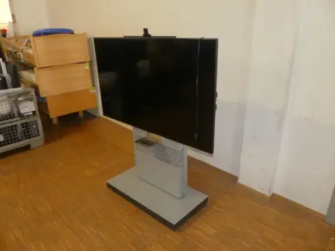 Sharp - Monitor LCD con base e telecamera montata