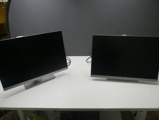 2 台 hp 显示器