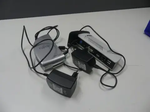 Lotto docking station Fujitsu, inclusi alimentatori