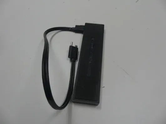 USB-C 扩展坞，带固定连接的 USB-C 线缆