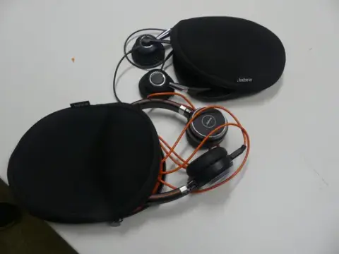 2 قطعة سماعة رأس Jabra مع حقيبة حمل
