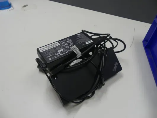 Lenovo - ThinkPad 扩展坞，带 DisplayLink，含电源和线缆
