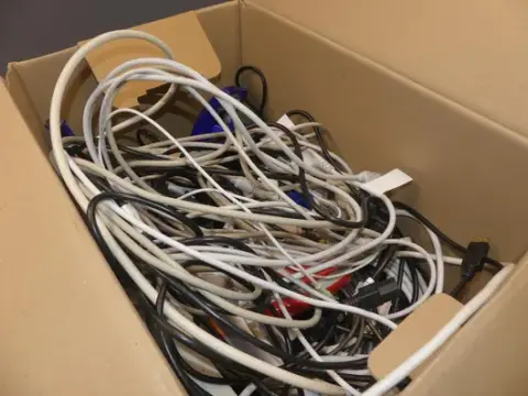 Konvolut af kabler, bl.a. VGA-kabel, netværkskabel, strømkabel, lydkabel