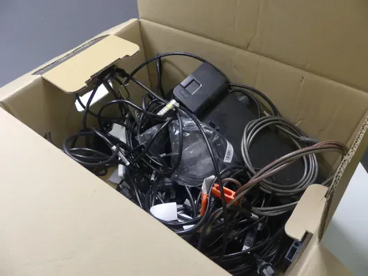 线缆组合,包括DisplayPort线、线缆锁、电源适配器、电源线